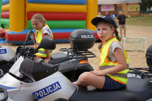 Dzieci siedzą na policyjnych quadach