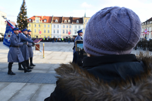 poczet sztandarowy Komendy Wojewódzkiej Policji w Bydgoszczy maszeruje przez Stary Rynek
