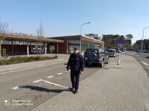 Policjant kontroluje rejon dworca pkp na Osiedlu Leśnym w Bydgoszczy