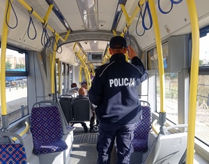 Policjant w autobusie.