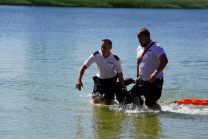 Jezioro w Borównie. Policjanci wyciągają z wody osobę topiącą się (pokaz).