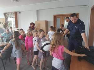 policjanci pokazują dzieciom sprzęt wykorzystywany w codziennej służbie