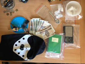 Narkotyki oraz inne przedmioty zabezpieczone przez policjantów.