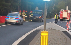 policjanci i strażacy zabezpieczają miejsce wypadku