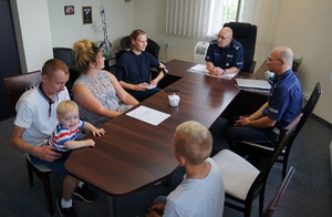 Uczestnicy spotkania podczas rozmowy w gabinecie Komendanta Miejskiego Policji w Bydgoszczy.