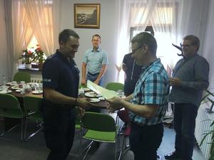 Policjant Ogniwa Wodnego odbiera podziękowania od zastępcy Burmistrza Sławomira Marszelskiego.