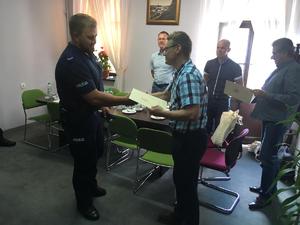 Policjant Ogniwa Wodnego odbiera podziękowania od zastępcy Burmistrza Sławomira Marszelskiego -zd. nr 3.