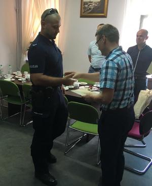 Policjant Ogniwa Wodnego odbiera podziękowania od zastępcy Burmistrza Sławomira Marszelskiego zdj.4.