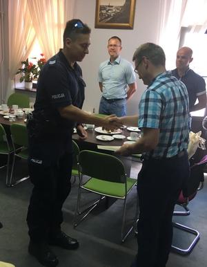 Policjant Ogniwa Wodnego odbiera podziękowania od zastępcy Burmistrza Sławomira Marszelskiego zdj. nr 5.