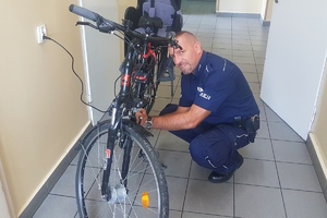 policjant znakuje rower