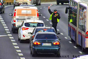 policjant zatrzymuje do kontroli kierującego daewoo