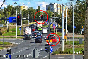 kierujący renault wjeżdża na skrzyżowanie, gdy sygnalizator nadaje sygnał czerwony