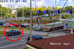 kierujący volkswagenem wjeżdża na skrzyżowanie, gdy sygnalizator nadaje sygnał czerwony
