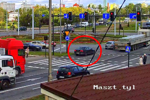 kierujący volkswagenem wjeżdża na skrzyżowanie, gdy sygnalizator nadaje sygnał czerwony