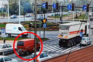 pojazd wjeżdża na skrzyżowanie, gdy sygnalizator nadaje czerwony sygnał świetlny