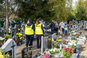 policjantki patrolują cmentarz