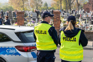 patrol obserwuje ruch przed cmentarzem