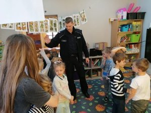 policjant rozmawia z dziećmi