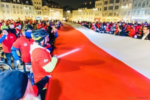 Uczestnicy rajdu trzymają 101-metrową flagę Polski na Starym Rynku w Bydgoszczy.