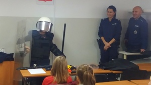 uczeń przymierza policyjny sprzęt ochronny