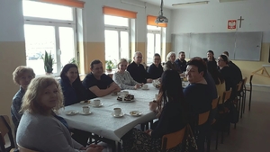 Zdjęcie uczestników spotkania przy stole.