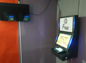 Automat do gier zamontowany na ścianie.