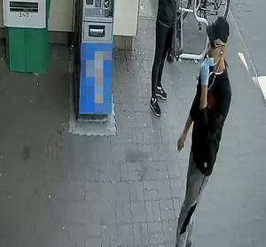 Wizerunek sprawcy w pobliżu bankomatu.