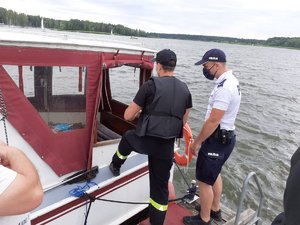 Policjant i strażak podczas kontroli łodzi