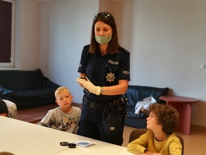 Policjantka podczas rozmowy z dziećmi.