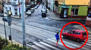 Klip z filmu, gdzie kierowca przejeżdża przez przejście w momencie, gdy idzie przez nie piesza.