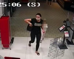 Sprawczyni wchodzi do sklepu, w którym dokonała kradzieży.