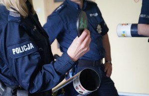 Policjanci prezentują działanie magicznej tuby.