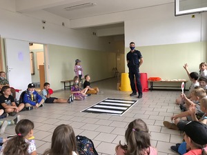 Policjant i dzieci podczas prelekcji.