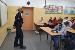policjantka rozmawia z dziećmi w klasie