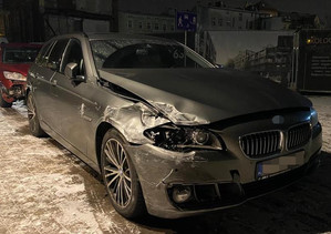 Rozbity pojazd marki BMW.