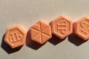 widok z bliska na 4 pomarańczowe tabletki z wzorami