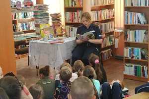 policjantka czyta dzieciom książkę