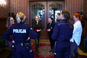 Policjantki podczas rozmowy z dziennikarką Radia Pik