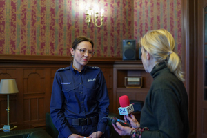 Policjantki podczas rozmowy z dziennikarką Radia Pik
