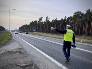 Policjanci ruchu drogowego w trakcie działań na drodze